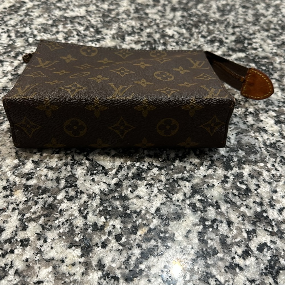 Authentic Louis Vuitton Toiletry 19